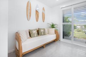 彩虹海滩1-46 Manooka Drive - Rainbow Beach Aircon. Wifi. Pool. View的白色的客房设有沙发和窗户。 更多14张照片