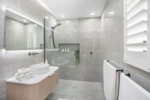 1-46 Manooka Drive - Rainbow Beach Aircon. Wifi. Pool. View的一间浴室