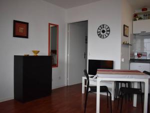 a kitchen and dining room with a table and chairs at Studio Font-Romeu-Odeillo-Via, 1 pièce, 2 personnes - FR-1-580-102 in Font-Romeu-Odeillo-Via