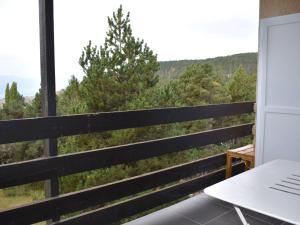 a balcony with a view of the mountains at Studio Font-Romeu-Odeillo-Via, 1 pièce, 2 personnes - FR-1-580-102 in Font-Romeu-Odeillo-Via