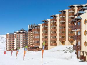 a row of parking meters in the snow in front of a building at Appartement Val Thorens, 2 pièces, 4 personnes - FR-1-640-51 in Val Thorens