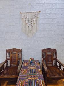 mesa de comedor con 2 sillas y lámpara de araña en Mai Anh Homestay - Pac Bo Village, 