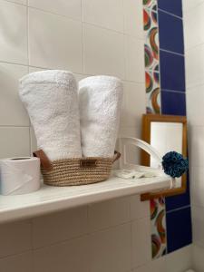 uma cesta de toalhas numa prateleira na casa de banho em Casa Inés Tolú em Tolú