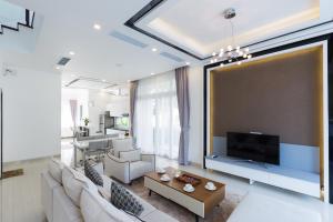 TV/trung tâm giải trí tại Xanh Villas Resort & Spa - by Bay Luxury