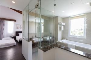 Phòng tắm tại Xanh Villas Resort & Spa - by Bay Luxury