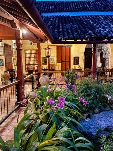 a patio with a bunch of plants and flowers at CASA SINNING-año1637 in Mompos