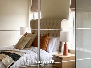 Двухъярусная кровать или двухъярусные кровати в номере Spacious & Stylish Family Home With Free Parking