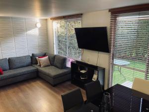 ein Wohnzimmer mit einem Sofa und einem Flachbild-TV in der Unterkunft Casa Cajica 104 m2 in Cajicá