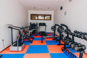 un gimnasio con bicicletas y pesas en una habitación en MAC AND JAK GETAWAY, 