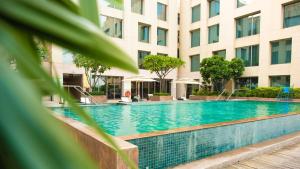 uma piscina em frente a um edifício em Holiday Inn New Delhi International Airport, an IHG Hotel em Nova Deli