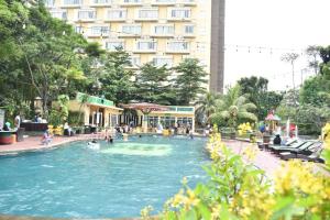 - une piscine dans un hôtel avec des personnes dans l'établissement Syariah Hotel Sentul, à Bogor