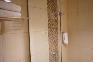 Vannituba majutusasutuses Lorin Syariah Hotel Sentul