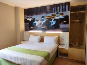 Voodi või voodid majutusasutuse Lorin Syariah Hotel Sentul toas