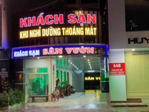 Ein Gebäude mit einem Schild, auf dem Khash-san-istg steht und Diebstahl begeht. in der Unterkunft Sân Vườn Hotel Khánh Hòa in Ninh Hòa