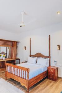 1 dormitorio con cama de madera y banco de madera en MAC AND JAK GETAWAY, 