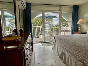 Rúm í herbergi á The Frederiksted Hotel