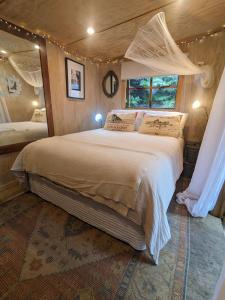 a bedroom with a large bed in a room at Piccola Casa Fiorita in Mount Maunganui