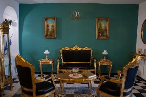 une chambre avec deux chaises, une table et un canapé dans l'établissement Casa Zepeda, à Atlixco