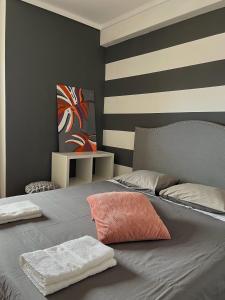 um quarto com uma cama com duas toalhas em Ria do Sal em Aveiro