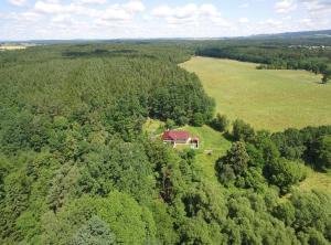 uma vista aérea de uma casa no meio de uma floresta em Holiday home Turovec em Tábor