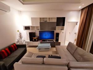 Televisyen dan/atau pusat hiburan di จิรา พูล วิลล่า หัวหิน Jira Pool Villa Huahin