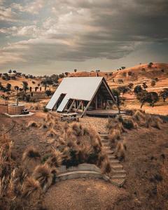 ein kleines Gebäude in der Mitte eines Feldes in der Unterkunft Kimo Estate in Gundagai