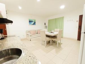 Una cocina y una sala de estar con una mesa y un sofá. en BLU Apart, en Ostende 65 fotos más