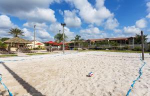 un campo da pallavolo su una spiaggia di Townhouse in Regal Palms Resort, Amenities, Pool & lazy river, Near Disney, Orlando a Davenport
