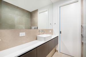 Ένα μπάνιο στο Chateau Rouge - Provincial Home Red Hill +37 φωτογραφίες