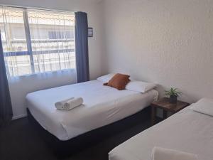 Кровать или кровати в номере Cortez Motel