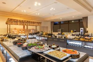 un buffet avec de nombreux types de nourriture différents dans l'établissement KAMENOI HOTEL Tazawako, à Senboku