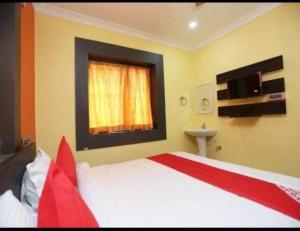 Un dormitorio con una cama grande y una ventana en VENTURE INN, en Bhubaneshwar