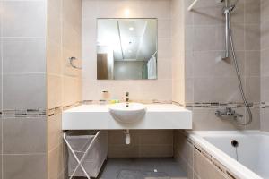 Koupelna v ubytování Beautiful contemporary 1BR Apt - Al Barsha South + 18 fotografií