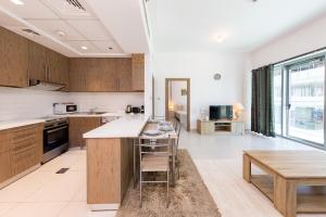 Kuchyň nebo kuchyňský kout v ubytování Beautiful contemporary 1BR Apt - Al Barsha South