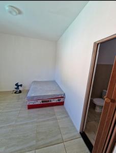 Cette chambre comprend un lit et des toilettes. dans l'établissement Casa com piscina na ilha de itaparica, à Vera Cruz de Itaparica