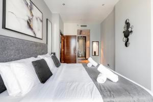Postel nebo postele na pokoji v ubytování Luxury Downtown 1BR - Ubora Residence Tower