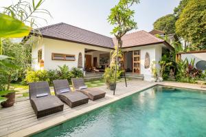 eine Villa mit einem Pool und einem Haus in der Unterkunft Villa Nya Ubud in Ubud