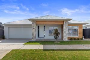 una casa con un garaje blanco en Golf Fronted on the 6th Fairway, en Yarrawonga