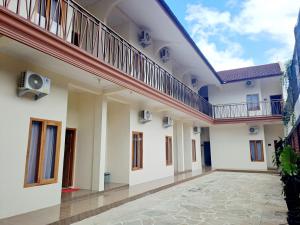 an empty courtyard of a house with a balcony at Kresna Guest House Syariah Pacitan in Pacitan