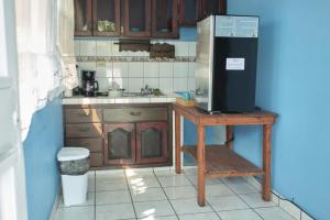 cocina con mesa de madera y nevera en Apto casco histórico Acropolis en Comayagua