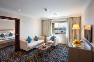 Ein Sitzbereich in der Unterkunft Carlton Tower Hotel