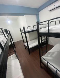 Postel nebo postele na pokoji v ubytování Lime Lite Manila Hostel