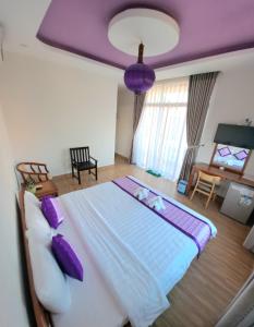 Giường trong phòng chung tại Pink house Homestay