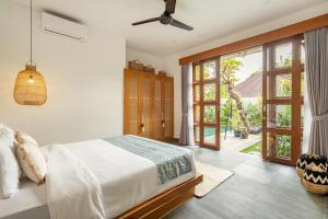 Un pat sau paturi într-o cameră la Villa Nya Ubud