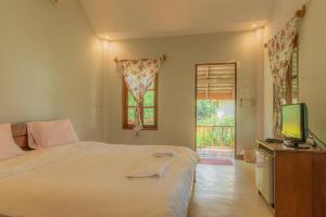 TV a/nebo společenská místnost v ubytování Pai Flora Resort