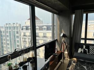 een kamer met een groot raam met uitzicht op een gebouw bij Modern Studio at NAIA Terminal 3 in Manilla
