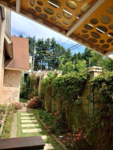 ein Garten mit einem Steinweg in einem Haus in der Unterkunft Bella habitación Hacienda Santo Domingo in San Lucas Sacatepéquez