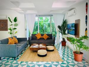 Posezení v ubytování El Tesoro 2BHK elegant Apartments in Siolim with pool- 10 mins drive to Assagao