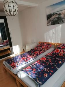 sypialnia z 2 łóżkami z kwiatami w obiekcie Apartment Irina w mieście Pirmasens