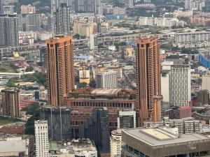 uma vista aérea de uma cidade com edifícios altos em The Suites at Times Square KL em Kuala Lumpur